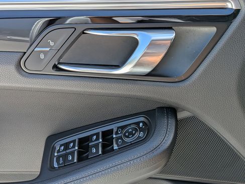 Certified 2019 Porsche Macan image 15