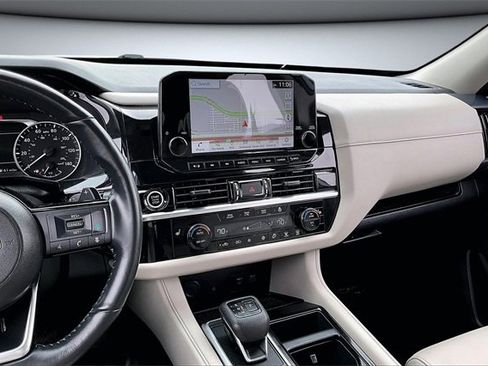 Used 2024 Nissan Pathfinder SL image 9