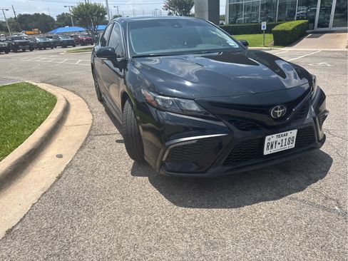 Used 2022 Toyota Camry SE FWD image 3
