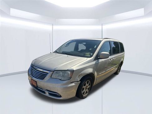 Used 2013 Chrysler Town & Country Touring FWD image 3