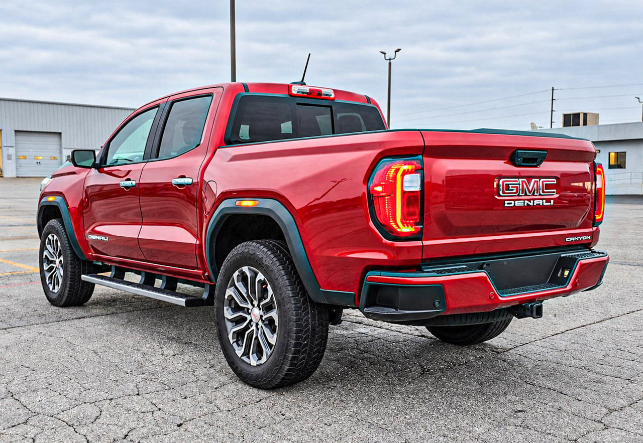 Used 2024 GMC Canyon Denali AWD/4WD image 4