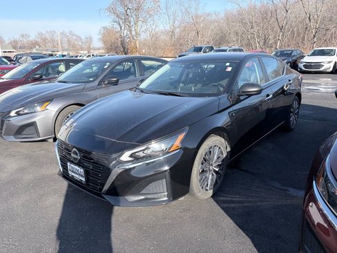 Used 2024 Nissan Altima 2.5 SV image 3