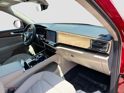 Used 2024 Volkswagen Atlas SE w/ Panoramic Sunroof Package FWD image 33