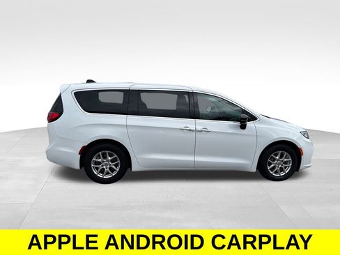 Used 2024 Chrysler Pacifica Touring-L image 7