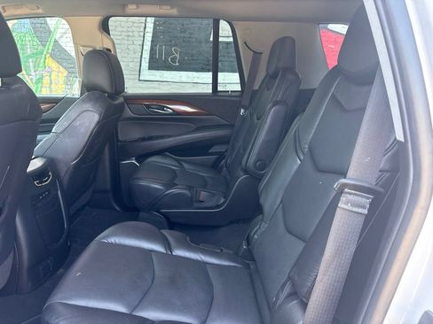Used 2019 Cadillac Escalade Luxury AWD/4WD image 24