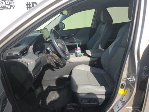 Used 2022 Toyota Venza XLE AWD/4WD image 13
