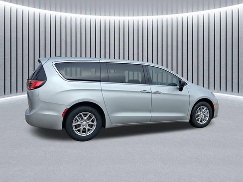 New 2026 Chrysler Pacifica Select image 7