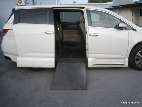 Used 2014 Honda Odyssey Touring Elite image 2