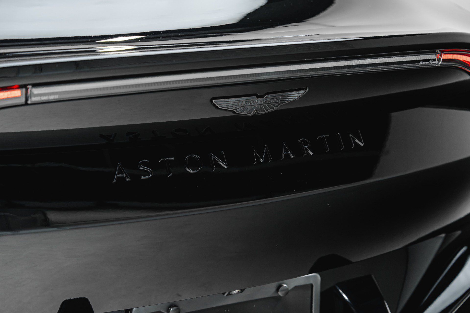 Used 2025 Aston Martin V8 Vantage Coupe RWD image 29