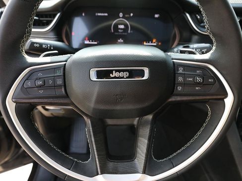 Used 2023 Jeep Grand Cherokee Limited w/ Black Appearance Package AWD/4WD image 16