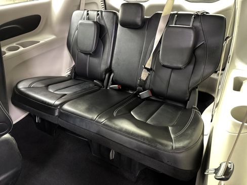 Used 2024 Chrysler Pacifica Select image 29