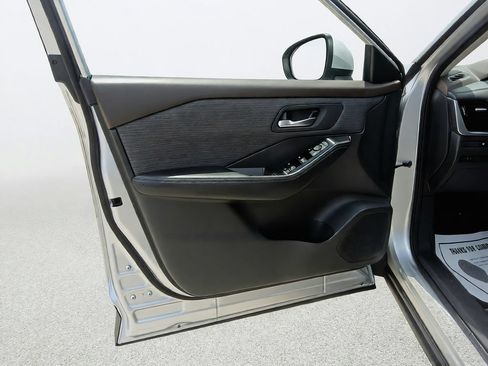 Used 2022 Nissan Rogue SV FWD image 17