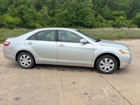 Used 2009 Toyota Camry LE FWD image 4