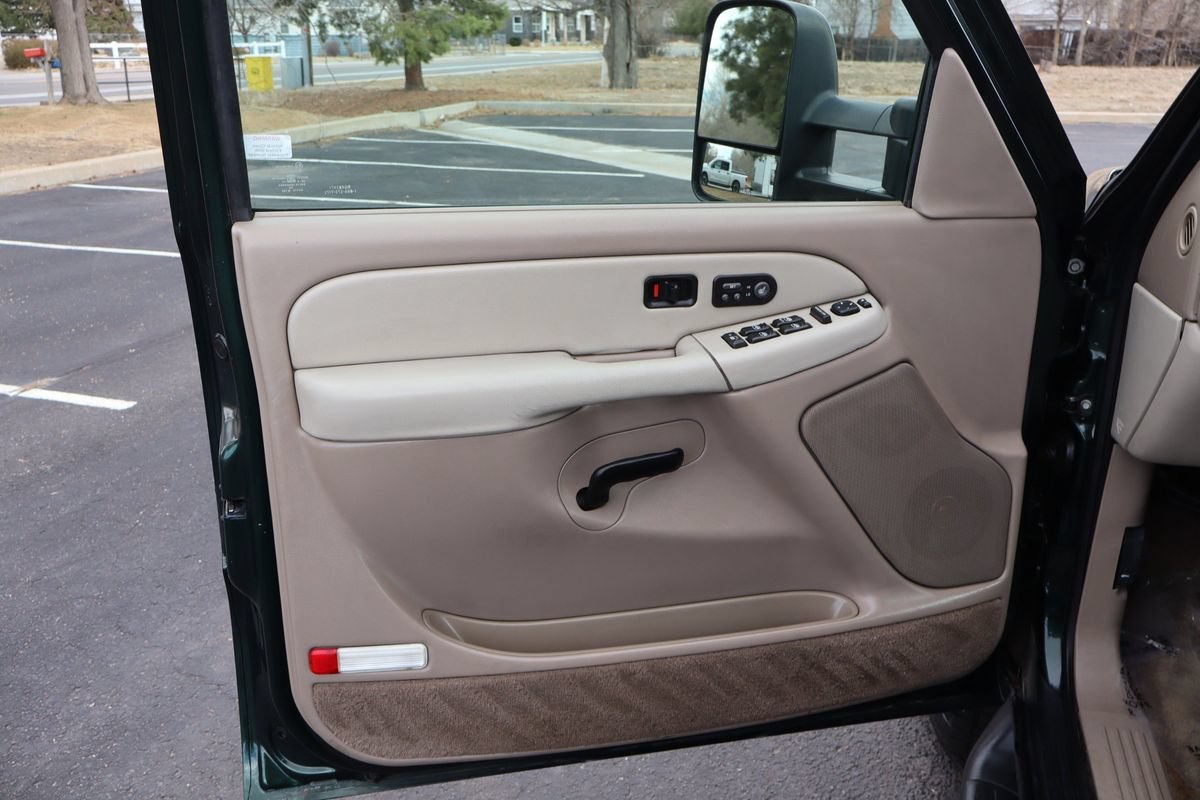 Used 2002 Chevrolet Suburban 2500 LT AWD/4WD image 25