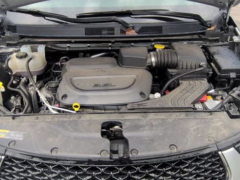 Used 2024 Chrysler Pacifica Touring-L FWD image 32