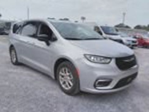 Used 2024 Chrysler Pacifica Touring-L FWD image 3