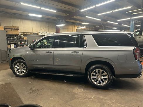 Used 2023 Chevrolet Suburban Premier w/ Advanced Technology Package image 8