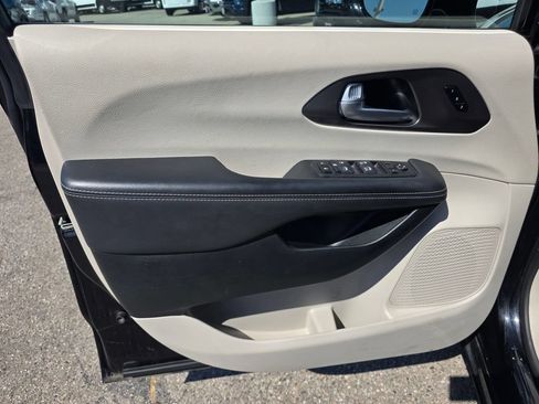 Certified 2024 Chrysler Pacifica Touring-L FWD image 13