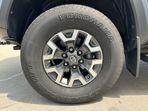 Used 2020 Toyota Tacoma TRD Off-Road AWD/4WD image 12