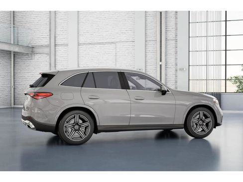 Used 2025 Mercedes-Benz GLC 300 4MATIC image 17