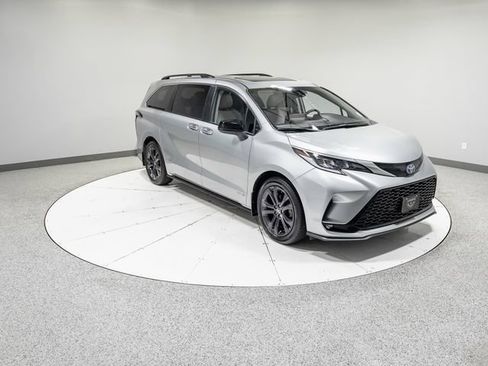 Used 2021 Toyota Sienna XSE FWD image 30