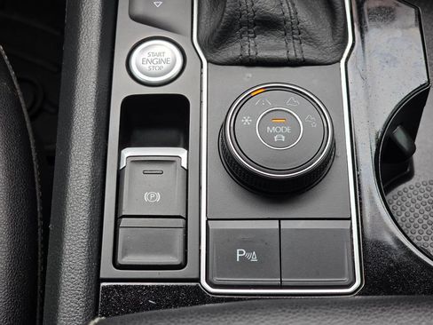 Used 2020 Volkswagen Atlas Cross Sport SEL R-Line AWD/4WD image 17