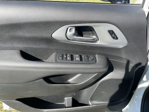 Used 2024 Chrysler Pacifica Touring-L w/ S Appearance Package image 29