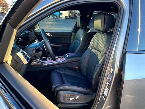 Used 2025 BMW X7 M60i image 7