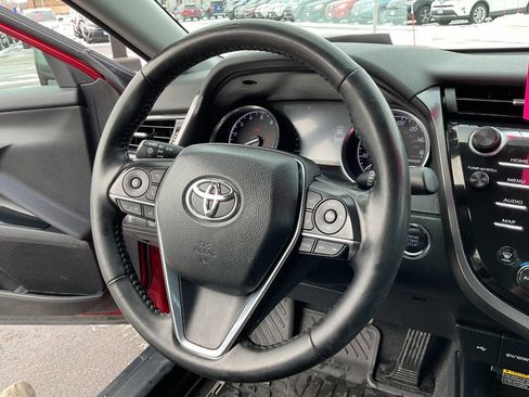 Used 2020 Toyota Camry XLE image 18