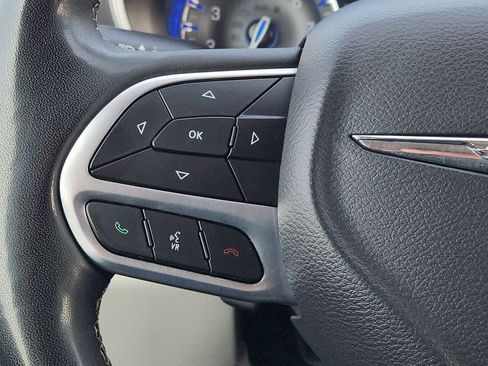 Used 2024 Chrysler Pacifica Touring-L FWD image 27