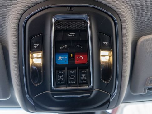 Used 2023 Jeep Grand Cherokee Limited w/ Black Appearance Package image 23