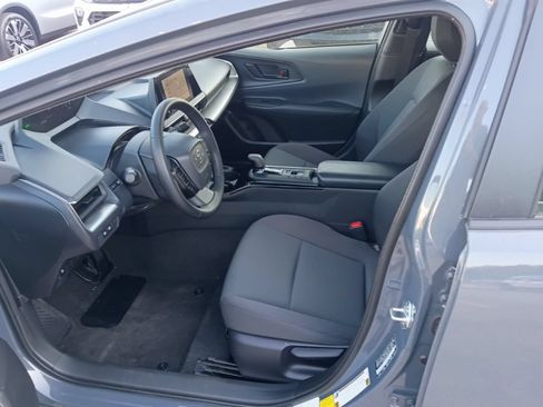 Used 2025 Toyota Prius LE FWD image 4
