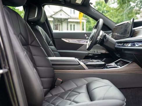 Used 2024 BMW 740i xDrive AWD/4WD image 40