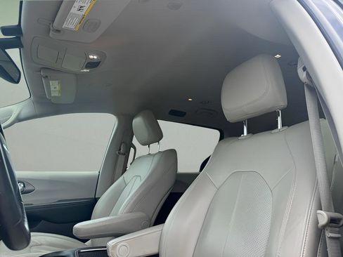 Used 2021 Chrysler Pacifica Touring-L FWD image 18