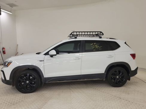 Used 2024 Volkswagen Taos SE w/ Black Wheel Package FWD image 2