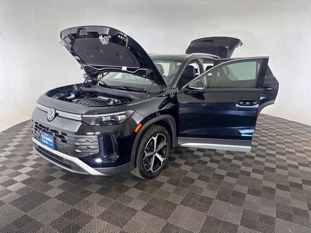 Used 2025 Volkswagen Tiguan SE AWD/4WD image 14