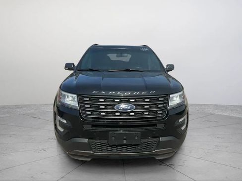 Used 2017 Ford Explorer XLT w/ Equipment Group 202A FWD image 8