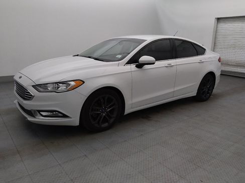 Used 2018 Ford Fusion SE w/ Equipment Group 201A image 2