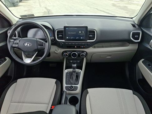 Certified 2025 Hyundai Venue SEL image 15