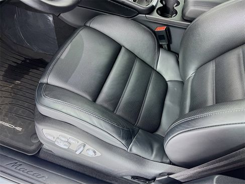 Certified 2025 Porsche Macan image 11