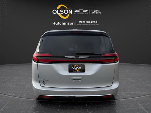Used 2024 Chrysler Pacifica Touring-L FWD image 4