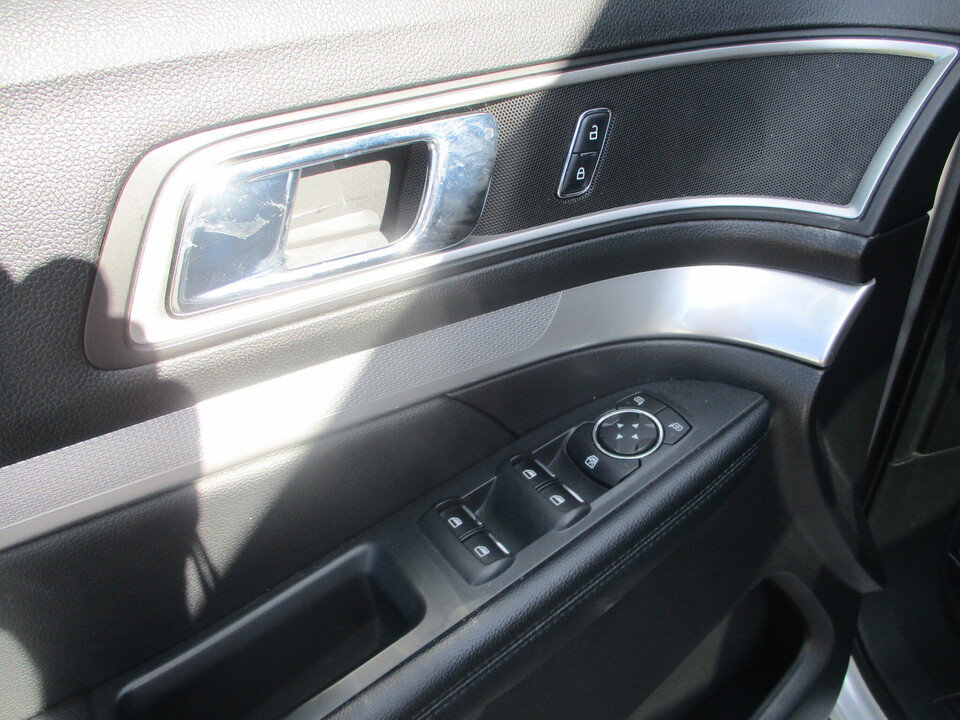 Used 2017 Ford Explorer XLT w/ Equipment Group 202A FWD image 26