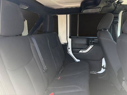 Used 2018 Jeep Wrangler Unlimited Sahara AWD/4WD image 18