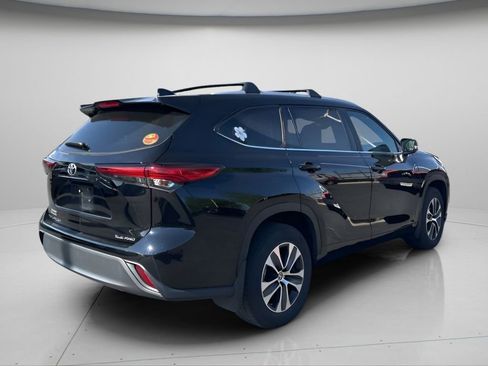 Used 2023 Toyota Highlander XLE AWD/4WD image 4