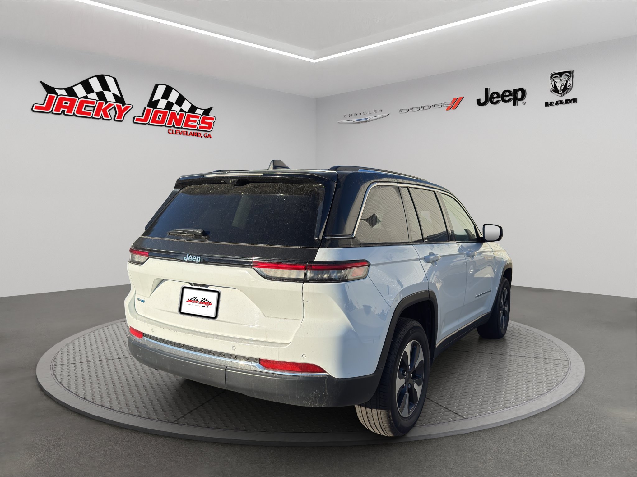 Used 2023 Jeep Grand Cherokee 4WD 4xe w/ Luxury Tech Group II image 9