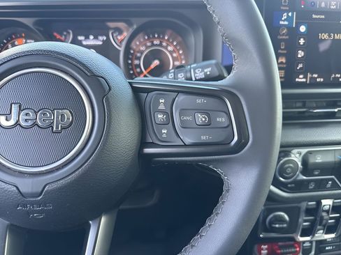 Used 2025 Jeep Wrangler Unlimited Sport AWD/4WD image 14