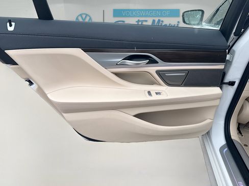 Used 2020 BMW 750i xDrive image 26