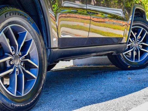 Used 2019 Jeep Grand Cherokee Limited image 15