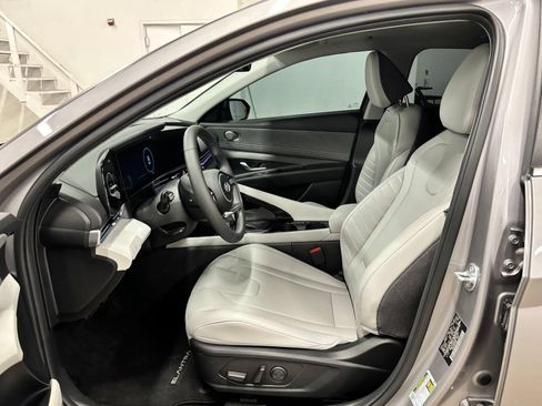 Certified 2025 Hyundai Elantra Limited FWD image 17