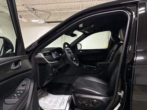 New 2025 Jeep Grand Cherokee L Laredo image 17